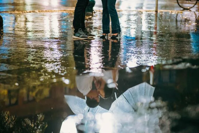 Ngắm Hà Nội lãng mạn trong mưa qua bộ ảnh của cặp đôi trẻ | Báo Dân trí