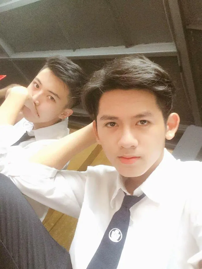 Nam sinh nổi đình đám trong bức ảnh đôi bạn thân điển trai cách đây 2 năm  bây giờ ra sao?