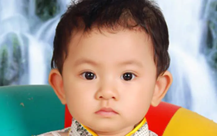 Bé Minh Hiếu đẹp ngơ ngác