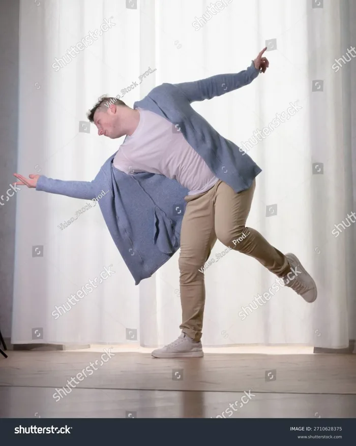 Chàng trai trẻ nhảy múa trongẢnh có sẵn2710628375 | Shutterstock