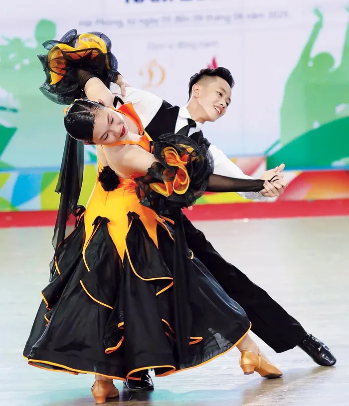 Cậu bạn 13 tuổi giành 200 huy chương dancesport trong 3 năm