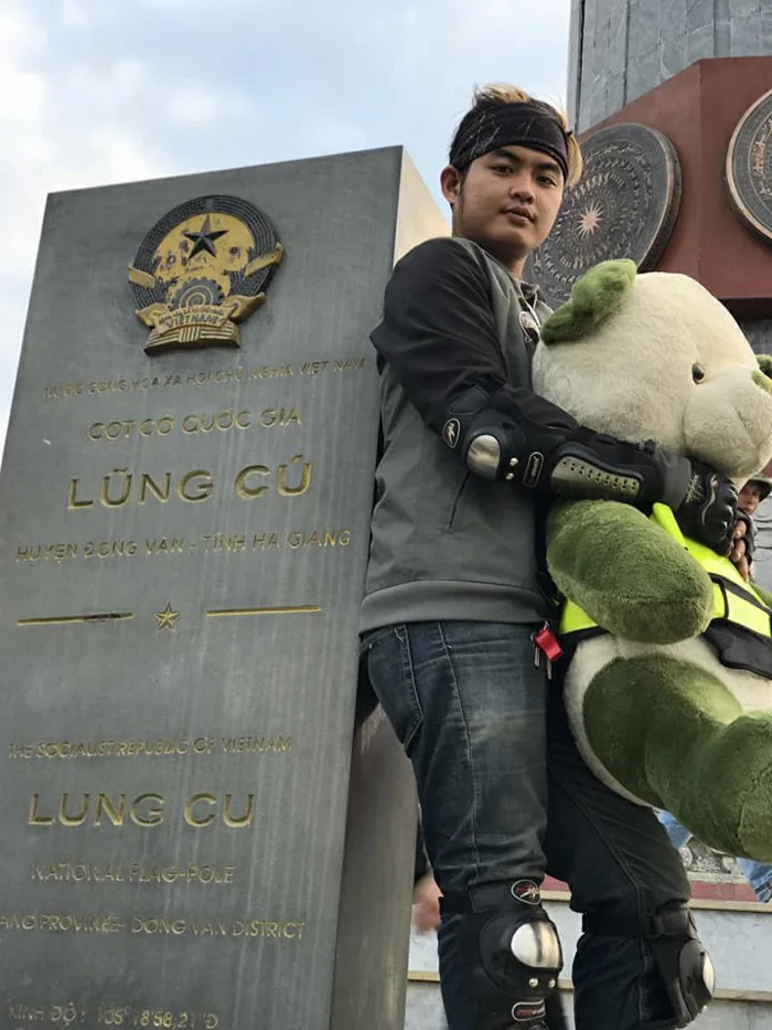 Chưa có người yêu, phượt thủ 9X điển trai ôm gấu bông đi phượt trên mọi  cung đường