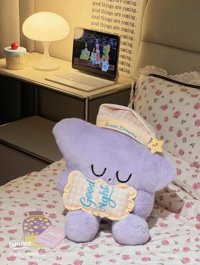 Gấu bông ôm ngủ cute trên giường: Mẫu “Good Night” siêu đáng yêu