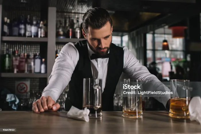 Nhân Viên Pha Chế Đẹp Trai Mệt Mỏi Dựa Vào Quầy Bar Và Nhìn Vào Kính Bẩn Và  Rác Hình ảnh Sẵn có - Tải xuống Hình ảnh Ngay bây giờ - iStock