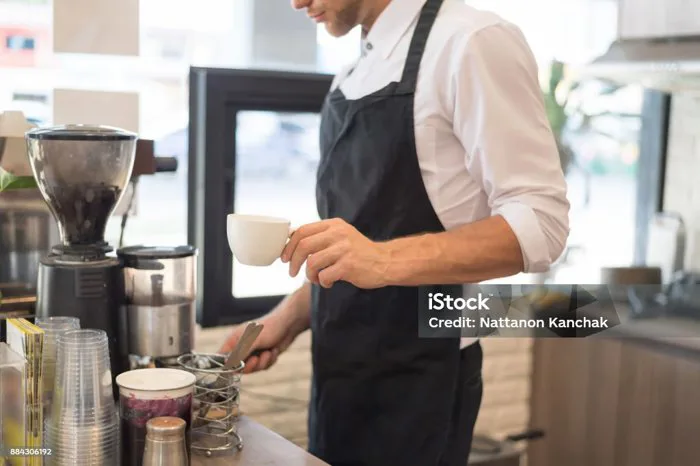 Cận Cảnh Nhân Viên Pha Chế Da Trắng Đẹp Trai Người Đàn Ông Trong Tạp Dề Làm  Espresso Coffee Trong Quầy Quán Cà Phê Hình ảnh Sẵn có - Tải xuống Hình
