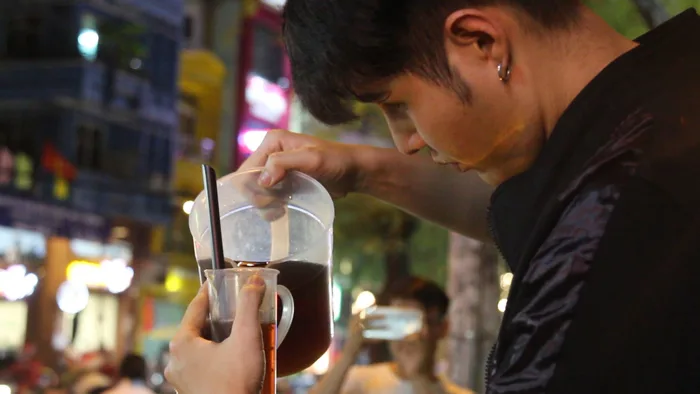 Hai chàng trai đẹp yêu nhau, bán trà sữa 'hút' người Sài Gòn đến chụp ảnh