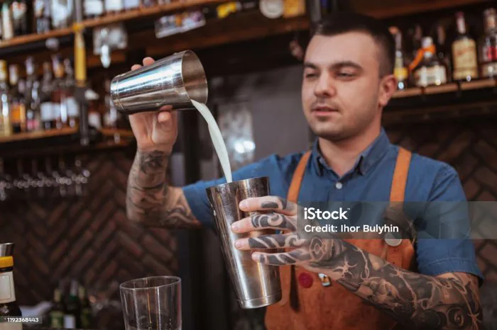 Nam Bartender Đẹp Trai Pha Chế Cocktail Hình ảnh Sẵn có - Tải xuống Hình ảnh  Ngay bây giờ - Buổi tối - Thời gian trong ngày, Bình lắc cocktail, Băng -