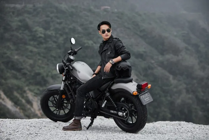 Trai đẹp thêm vẻ phong trần bên Honda Rebel 300 giá 125 triệu đồng