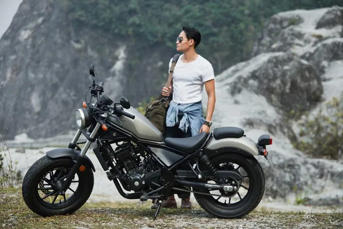 Trai đẹp thêm vẻ phong trần bên Honda Rebel 300 giá 125 triệu đồng