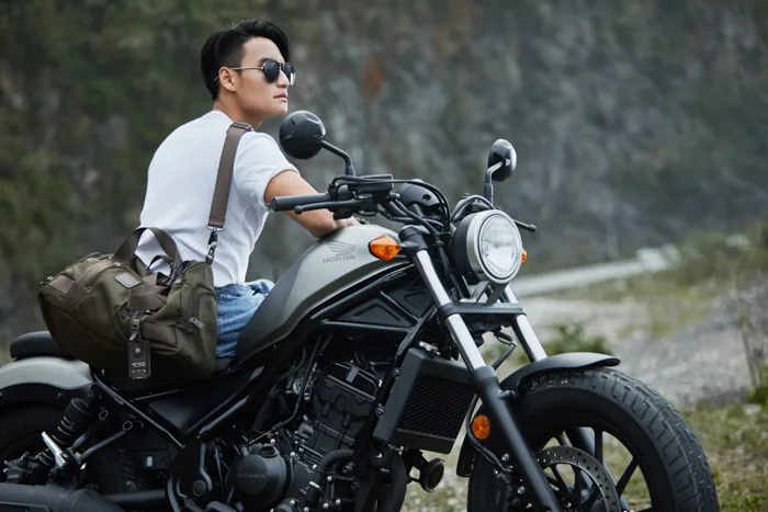 Trai đẹp thêm vẻ phong trần bên Honda Rebel 300 giá 125 triệu đồng