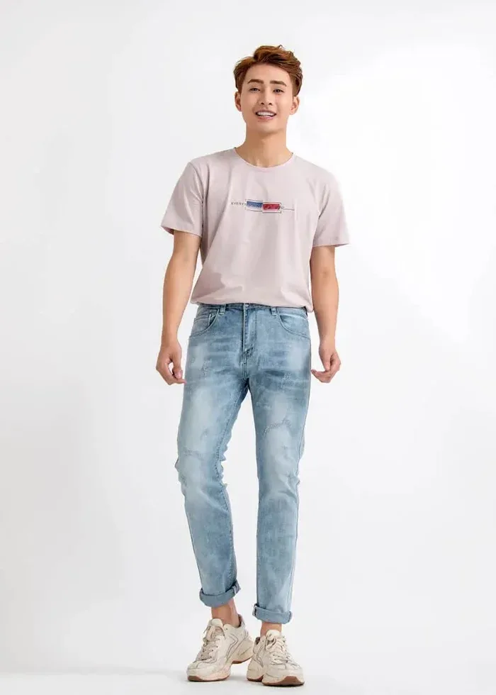 10 Cách phối quần jeans với áo thun Nam đẹp năng động, đầy cuốn hút