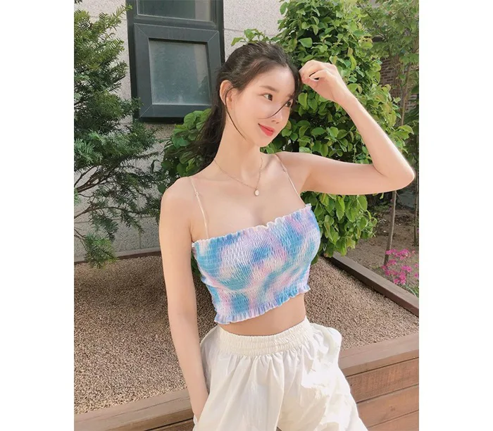 Quấn khăn tắm chụp hình selfie, nữ DJ khoe vòng 1 lấp ló
