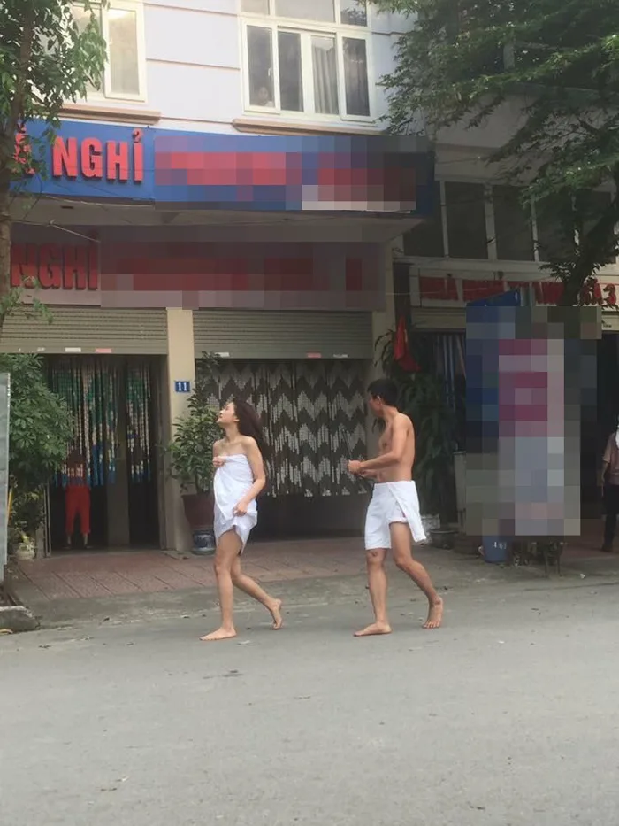 Thực hư bức ảnh cặp đôi quấn khăn tắm chạy ra từ nhà nghỉ đang gây sốt mạng  xã hội - Saostar.vn