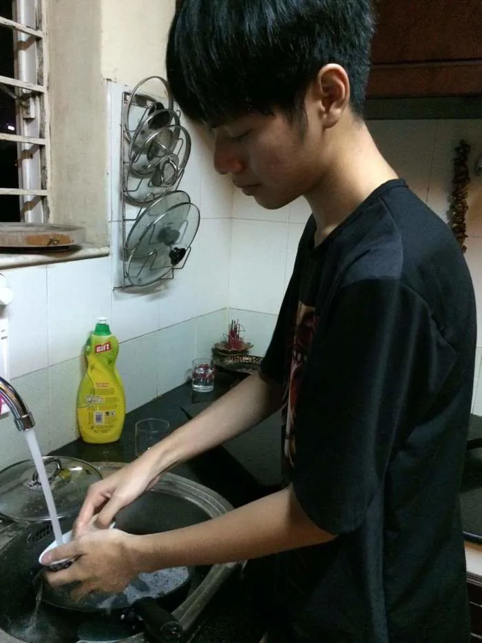 Hình ảnh rửa bát đáng yêu của Cao Bá Hưng - quán quân Sing My Song khiến  fan nữ 