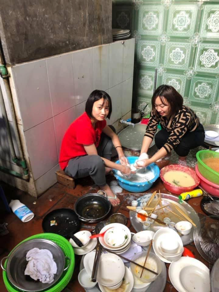 Hot girl về quê rửa bát