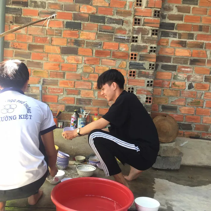 Dân tình bỗng dưng đòi gả cho cậu bạn chỉ cần ngồi rửa bát đã thấy đẹp rạng  ngời