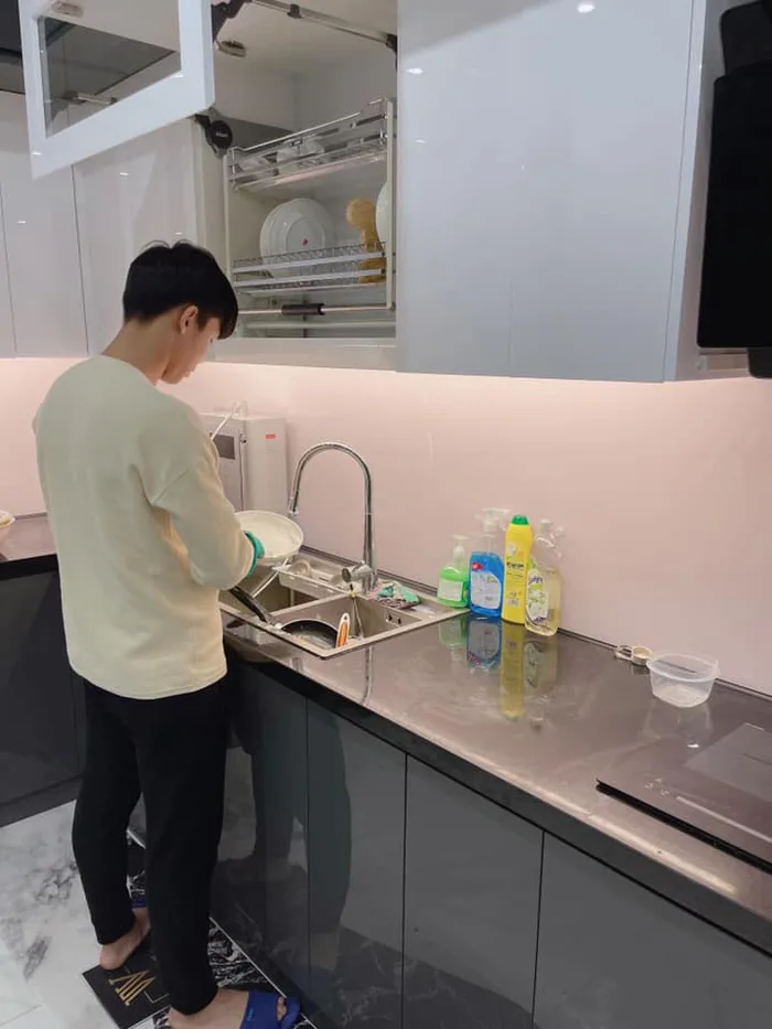 Tuấn Hưng vào bếp rửa bát phụ vợ hot chẳng kém chồng Đông Nhi