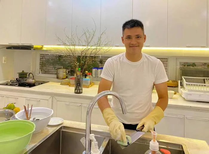 Tuấn Hưng vào bếp rửa bát phụ vợ hot chẳng kém chồng Đông Nhi