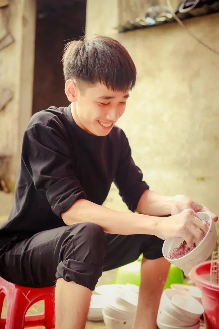 Cậu học trò bị tật ở chân vừa học vừa đi rửa bát để mưu sinh