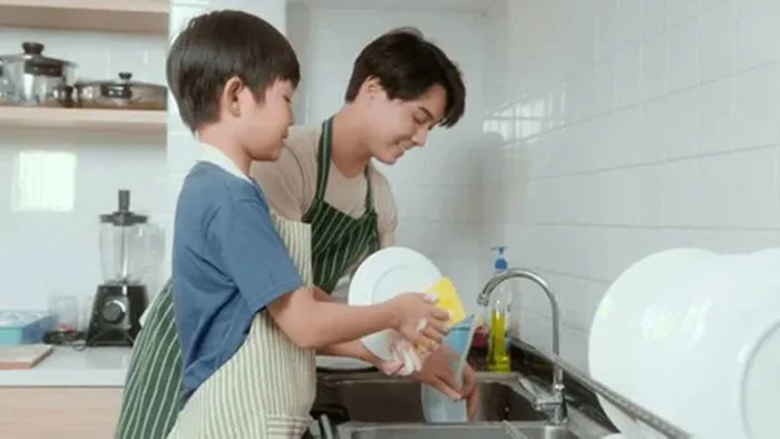 3 lời khuyên hữu ích dạy con rửa bát an toàn