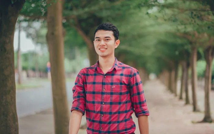hình ảnh : yêu, dễ thương, Chân dung, vui mừng, Đàn ông, những người, ảnh  chụp, Đỏ, Nét mặt, nụ cười, Sọc ca rô, sắc đẹp, vẻ đẹp, Đứng, nhiếp ảnh,  cây,