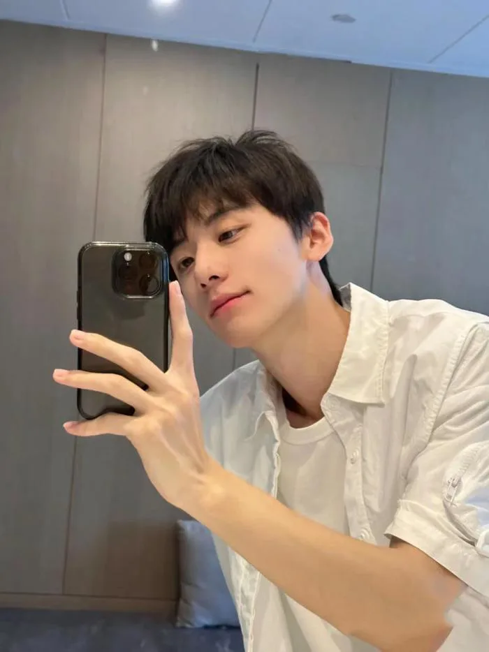 anh-trai-dep-soi-guong-1