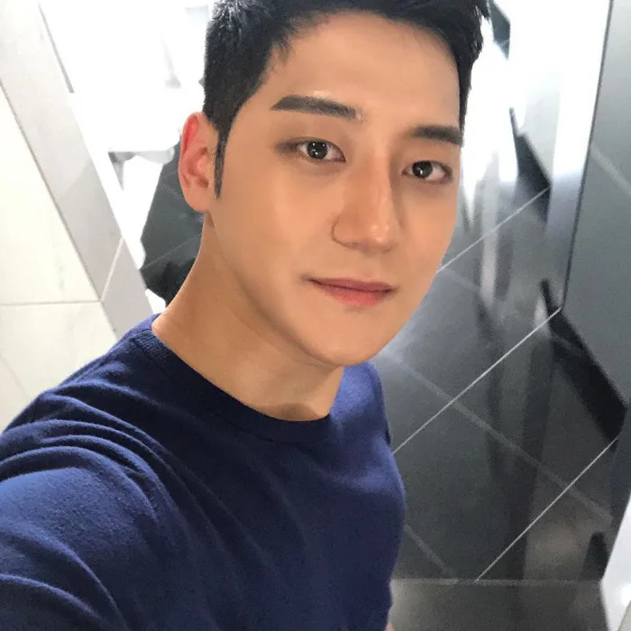 Hot boy lai Mỹ - Hàn sở hữu body 6 múi săn chắc cùng gương mặt đẹp trai  hoàn hảo