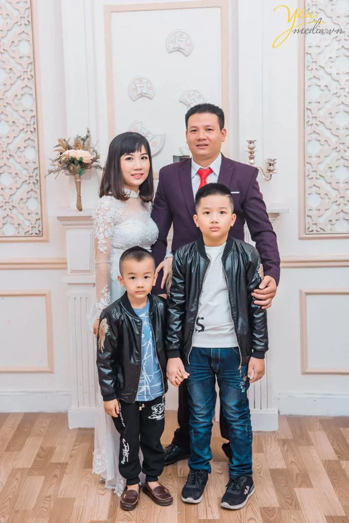 Chụp ảnh gia đình hạnh phúc cùng hai con trai kháu khỉnh: nhà chị Mai