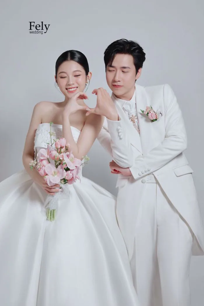 Bật Mí 20+ Cách Tạo Dáng Chụp Ảnh Cưới Studio Đẹp Xu Hướng - FELY WEEDING