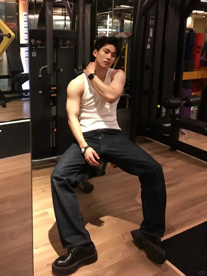 Ngắm trai đẹp tập gym với cơ bắp săn chắc cuốn hút