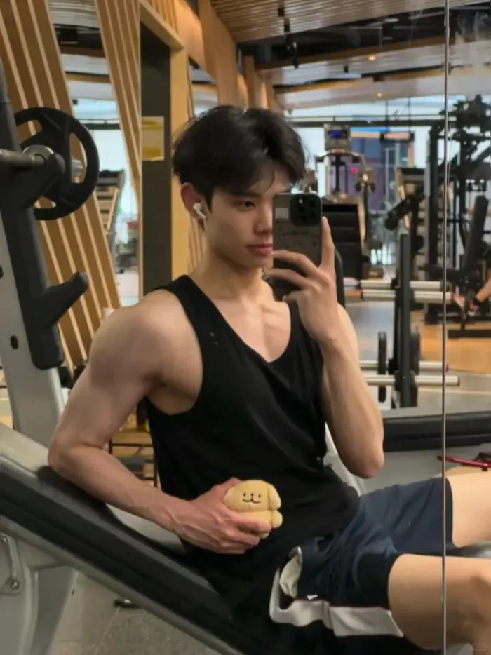 Ngắm trai đẹp tập gym với cơ bắp săn chắc cuốn hút