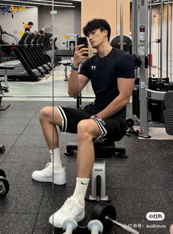 Gợi ý 8 cách tạo dáng chụp ảnh gym nam cực CHÁY, CUỐN HÚT | Yody
