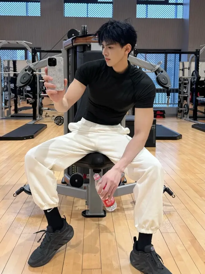 Ngắm trai đẹp tập gym với cơ bắp săn chắc cuốn hút