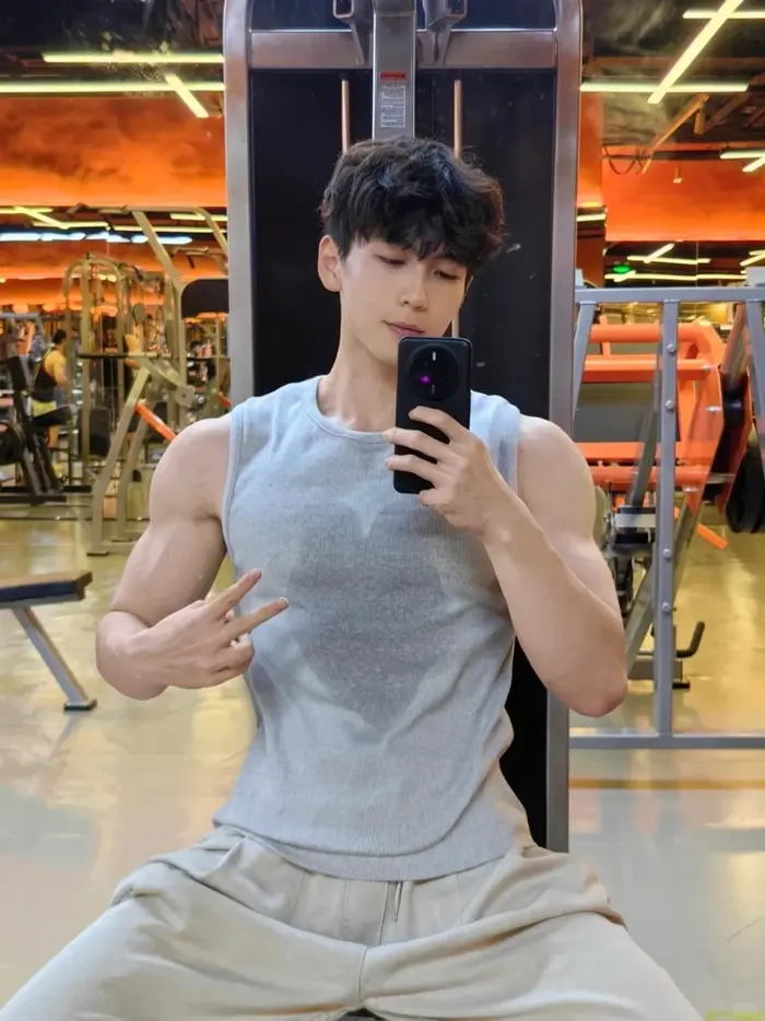Ngắm trai đẹp tập gym với cơ bắp săn chắc cuốn hút