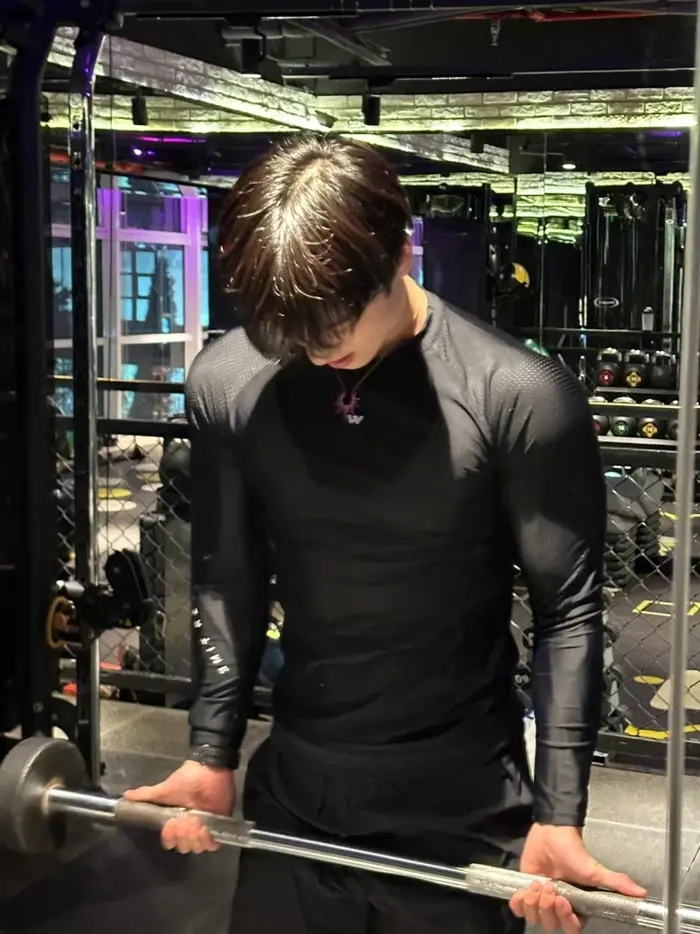 Ngắm trai đẹp tập gym với cơ bắp săn chắc cuốn hút