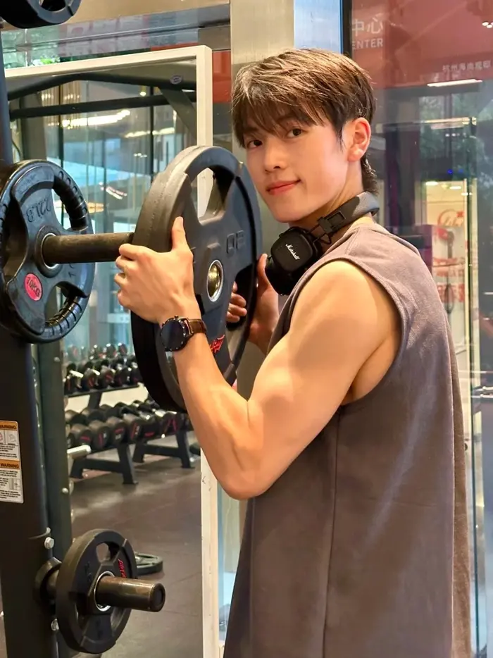 Ngắm trai đẹp tập gym với cơ bắp săn chắc cuốn hút