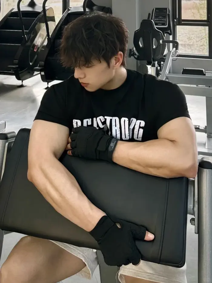 Ngắm trai đẹp tập gym với cơ bắp săn chắc cuốn hút