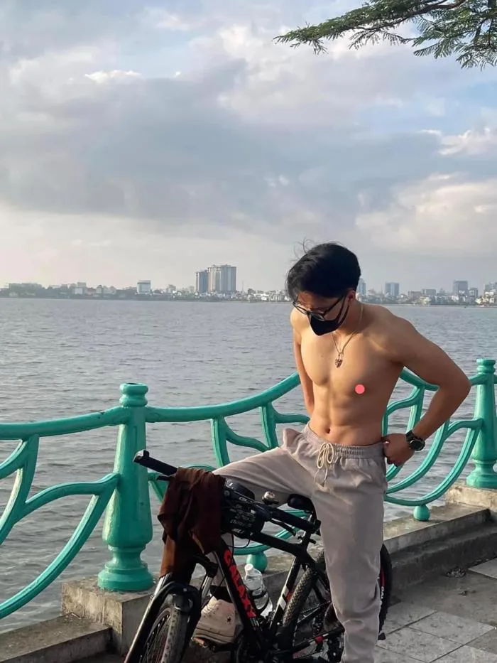 Hội chị em 'đứng ngồi không yên' trước hình ảnh trai đẹp cởi áo khoe body 6  múi đạp xe quanh Hồ Tây