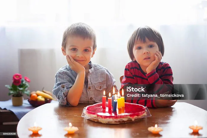 Những Chàng Trai Dễ Thương Đáng Yêu Thổi Nến Trên Bánh Sinh Nhật Hình ảnh  Sẵn có - Tải xuống Hình ảnh Ngay bây giờ - iStock