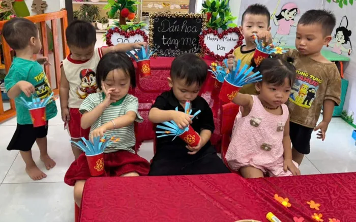 Hoạt động trải nghiệm “Dán hoa tặng mẹ” lớp nhà trẻ A2