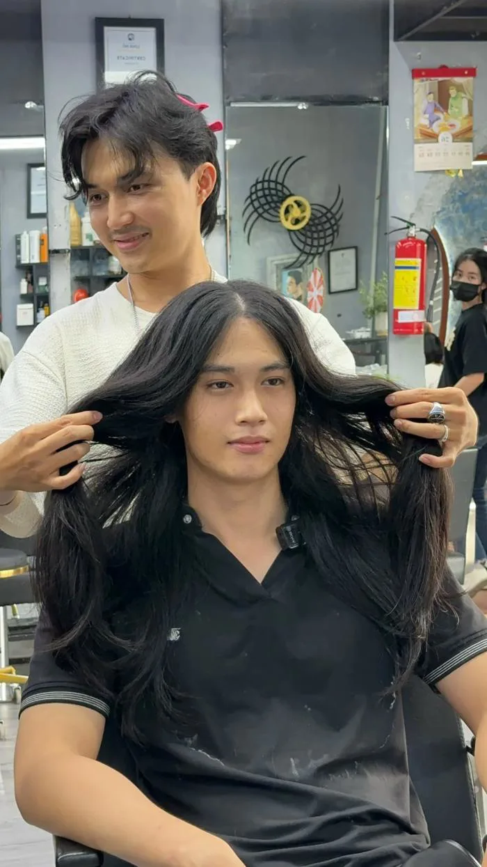 Những chàng trai hiến tặng mái tóc cho bệnh nhân ung thư