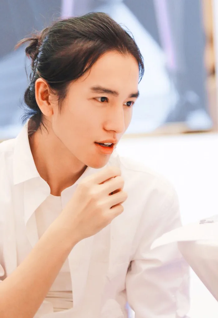 Mỹ nam tóc dài với ngoại hình như nam chính bước ra từ tiểu thuyết
