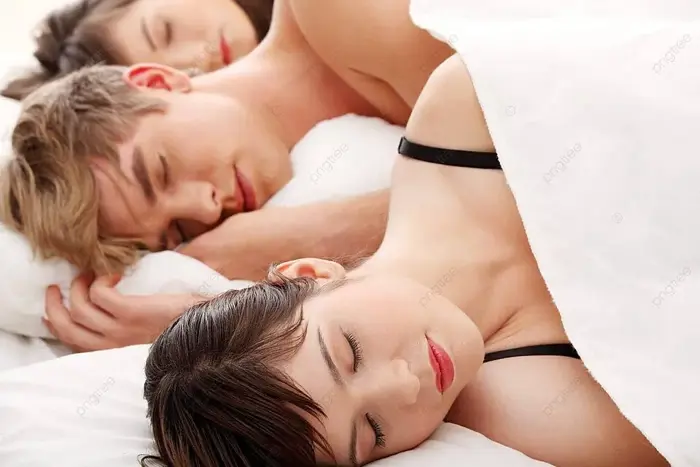 Người đàn ông đẹp Trai Thư Giãn Trên Giường Với Hai Người Bạn đồng Hành  Hạnh Phúc Tận Hưởng Tình Yêu Buổi Sáng Cùng Nhau Hình Chụp Và Hình ảnh Để  Tải