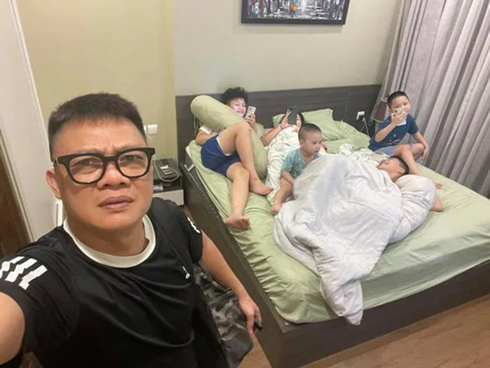 4 con trai nằm kín giường, BTV đông con nhất VTV Quang Minh: 