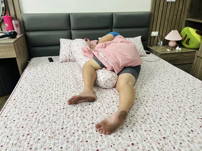 Bức ảnh người đàn ông nằm ngủ tưởng bình thường, lại khiến dân mạng thốt  lên: 