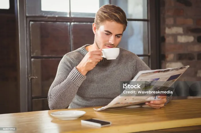 Người Đàn Ông Đẹp Trai Uống Cà Phê Và Đọc Báo Hình ảnh Sẵn có - Tải xuống Hình  ảnh Ngay bây giờ - 20-24 tuổi, 20-29 tuổi, Ban ngày - iStock