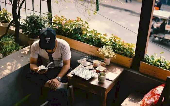101 cách tạo dáng chụp ảnh nam trong quán cafe đẹp nhất, tải miễn phí