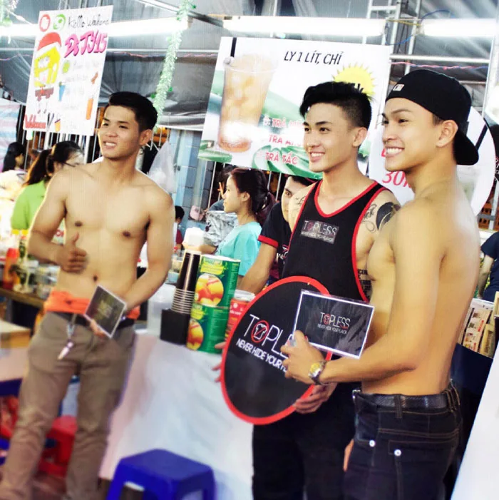 HCM) Trai Đẹp Bán Trà Sữa “Náo Loạn” Hội Chợ Cuối Tuần | Bài viết | Foody.vn