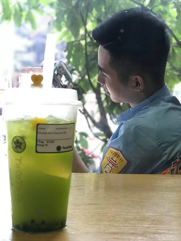 Anh bảo vệ quán trà sữa bất ngờ nổi tiếng MXH vì sở hữu góc nghiêng đẹp trai  ra phết!