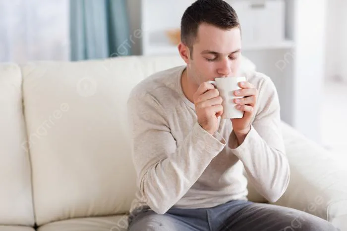 Người đàn ông đẹp Trai Uống Trà Sữa Trong Nhà Hình Chụp Và Hình ảnh Để Tải  Về Miễn Phí - Pngtree